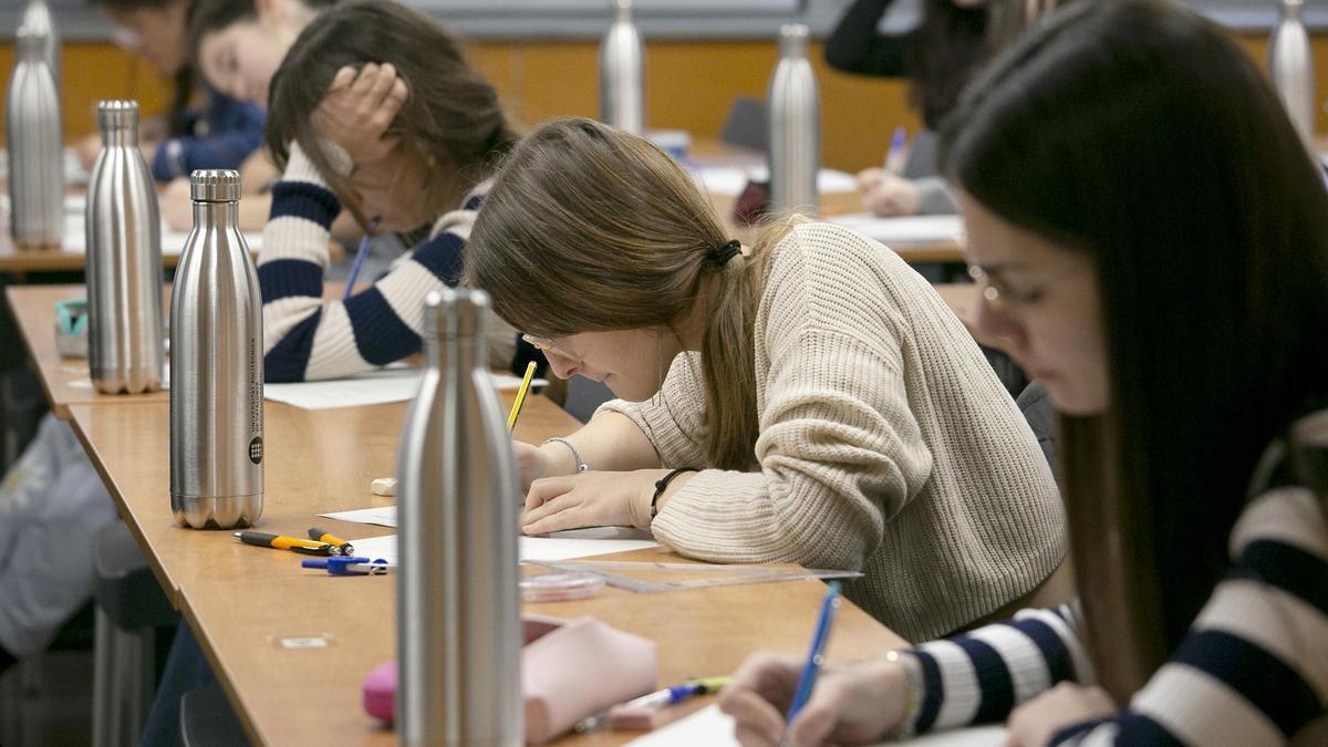 Alumnas de bachillerato en la Olimpiada Matematica Catalana Femenina.