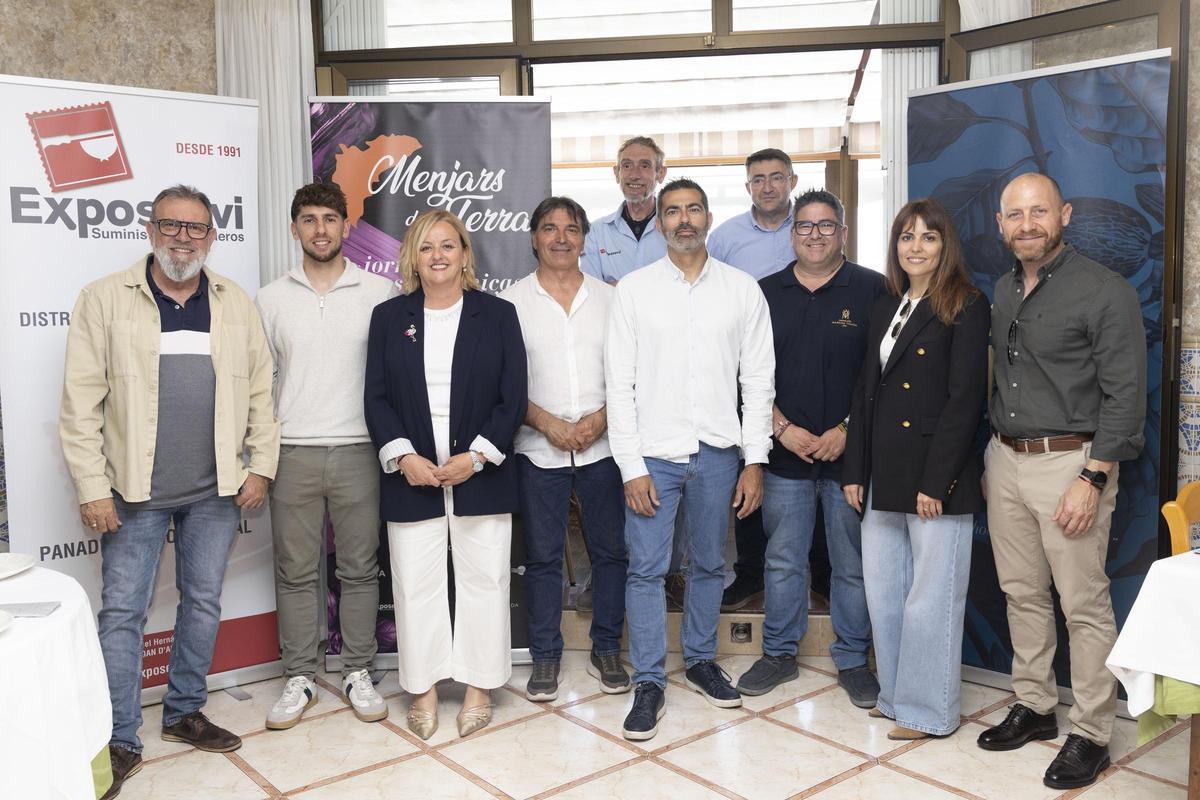 Paco Bernabé, periodista gastronómico; Álex Coca, concejal de Promoción Económica; Ana María Sala, alcaldesa de Calp; Francisco Catalá, patrón mayor de la Cofradía de Pescadores de Calp; Miguel Pérez, Proyectos Exposervi; Javier García, comercial de INFORMACIÓN; Matías Torres, redero de la Cofradía de Pescadores de Calp; Emilio Quer, comercial de Chocolates Marcos Tonda; Mariola Mulet, concejal de Mar i Terra y Tomás Martínez, jefe de hostelería de IMED Levante.