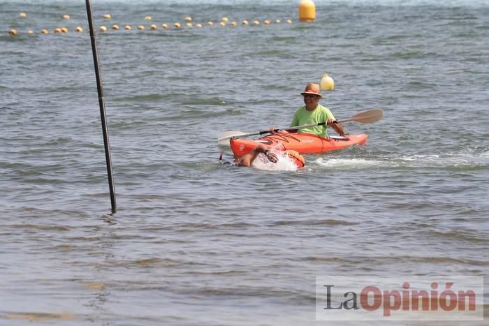 Un hombre cruza a nado el Mar Menor