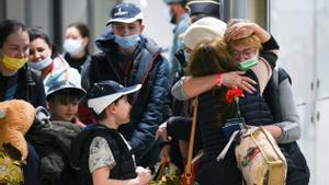 Refugiados ucranianos son recibidos por sus familias de acogida, a su llegada al aeropuerto de Manises, el pasado 12 de marzo en Valencia.