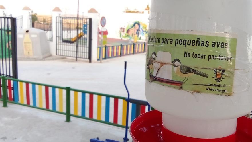 El Ayuntamiento de Aguilar vuelve a instalar bebederos para pequeñas aves en parques y zonas ajardinadas