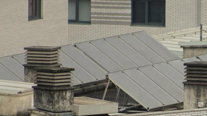 Placas solares en el tejado de un edificio de Santiago