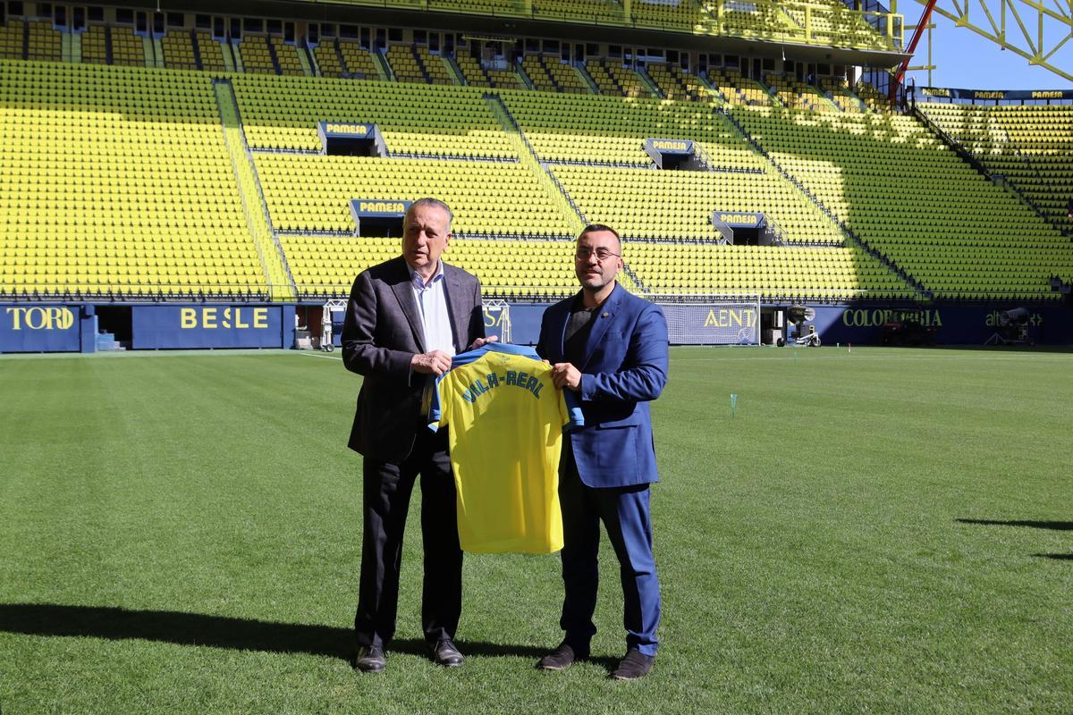 El presidente del Villarreal CF, Fernando Roig, junto al alcalde de Vila-real, José Benlloch, ayer.