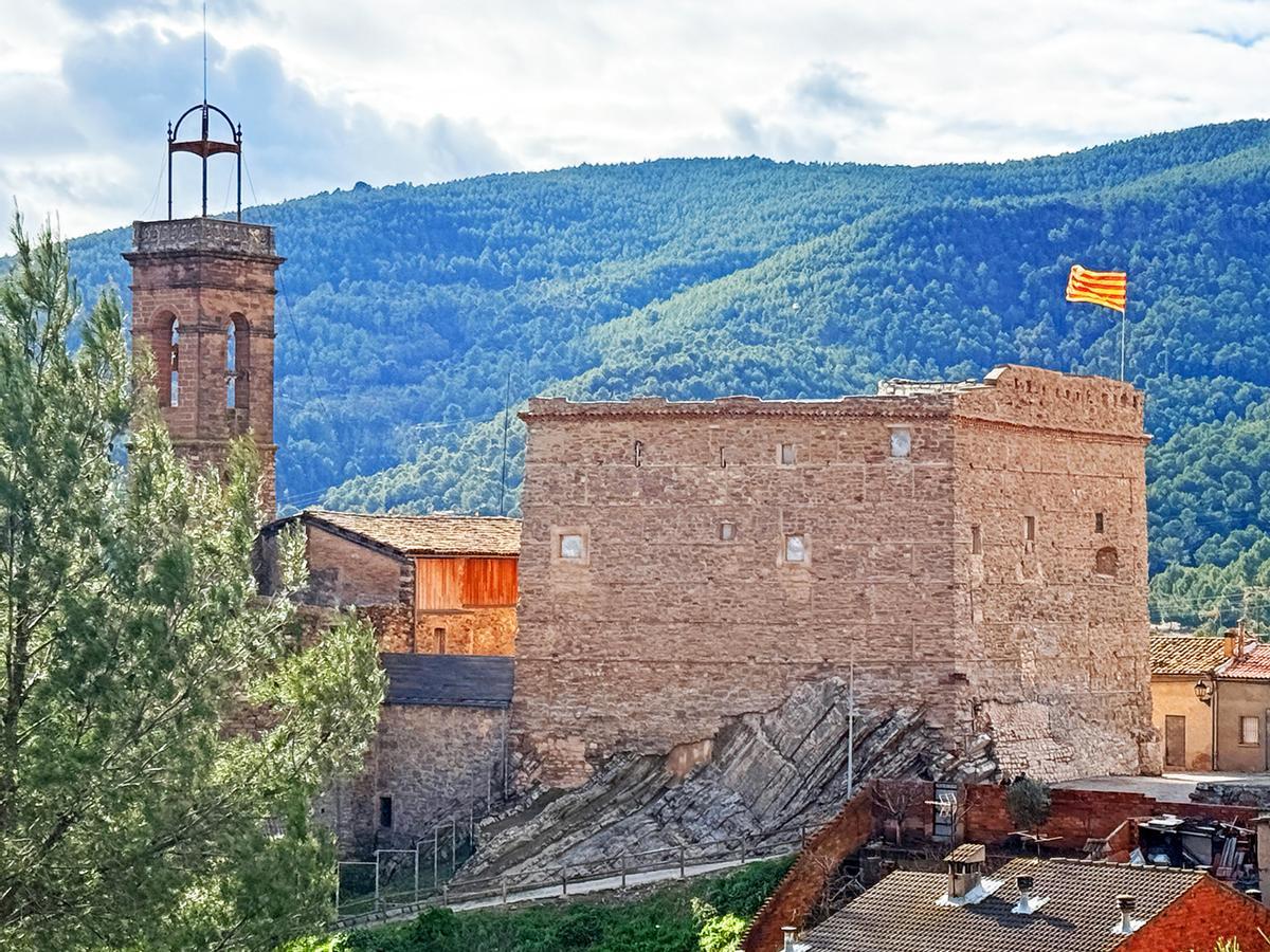 Vista general del castell, ja sense les grans bastides que han calgut per a la restauració