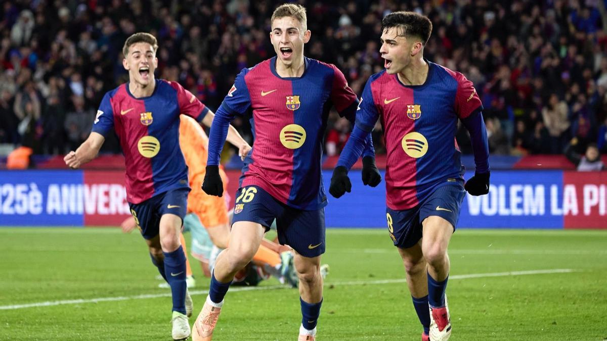 Gavi celebra junto a Fermín y Pedri el gol del tinerfeño en el que tuvo una participación decisiva
