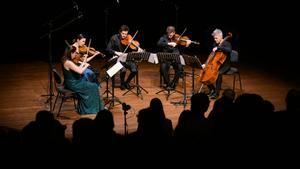 Cuarteto de cuerdas actuando para el público en el recinto Radialsystem de Berlín.