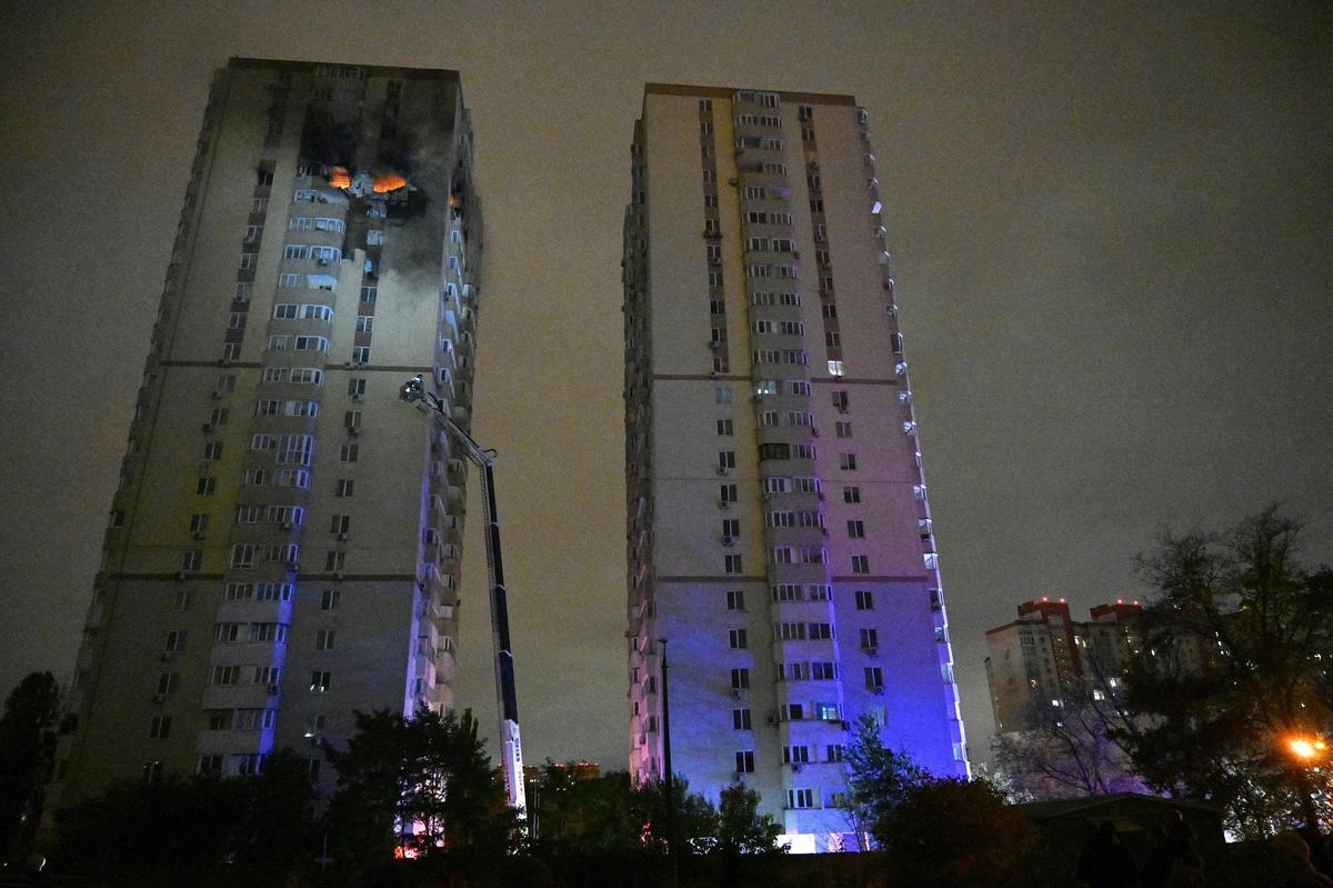 Fuego en un edificio bombardeado de Kiev.