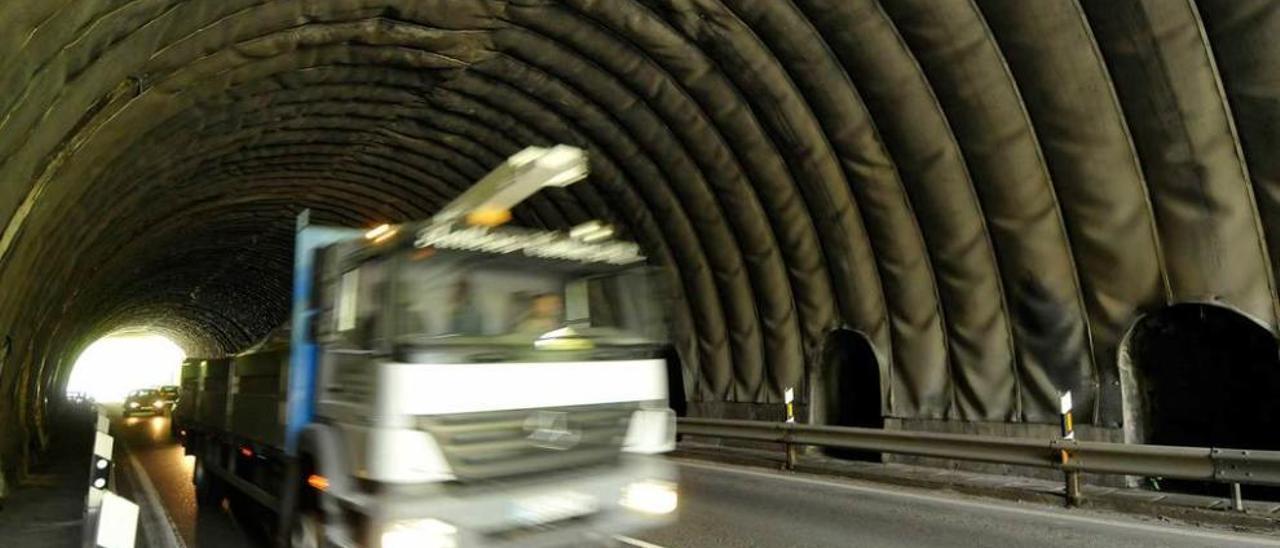Un camión circulando, ayer, por uno de los túneles de la nacional entre Mieres y Oviedo.