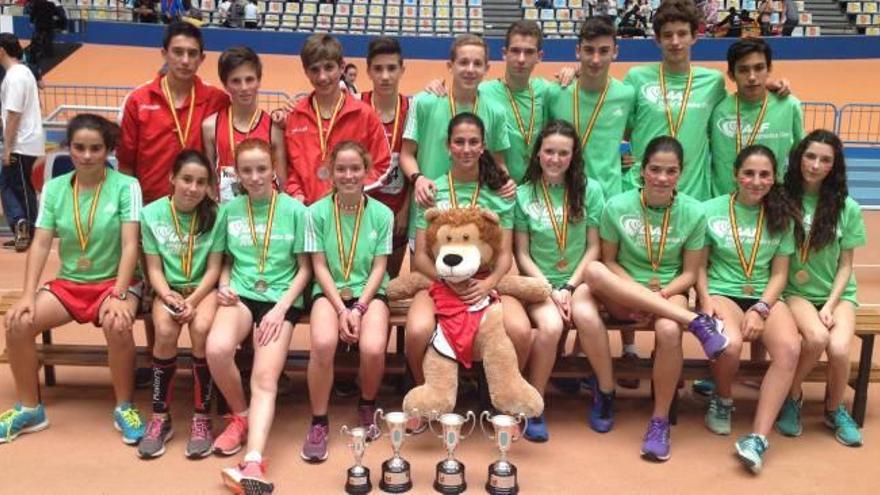 Los atletas del colegio Diputación que participaron en la competición.