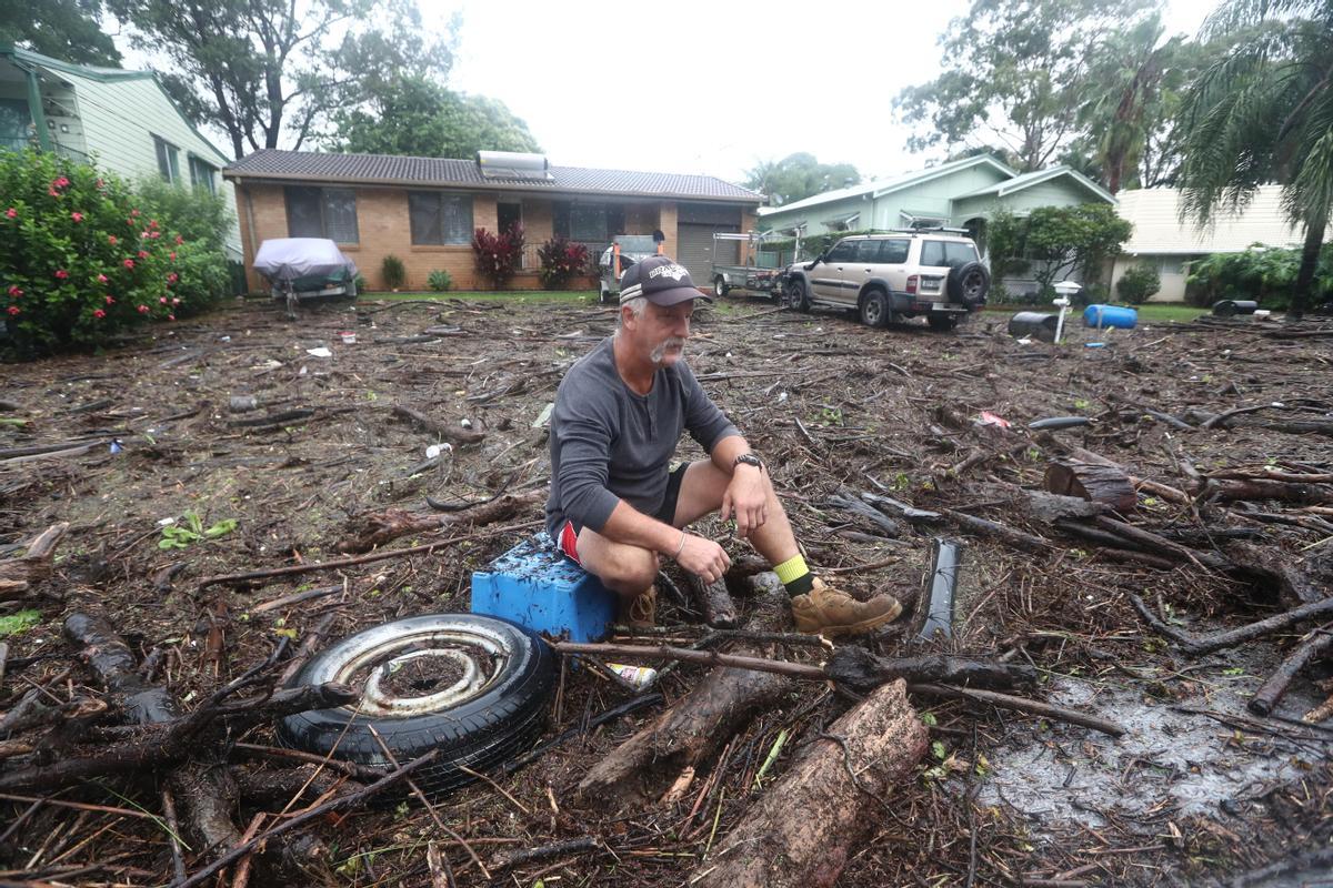 Un hombre lo ha perdido todo por las inundaciones, en PortMcQuairie (Australia)