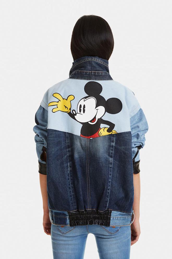 Cazadora vaquera con parche de Mickey Mouse, de Desigual