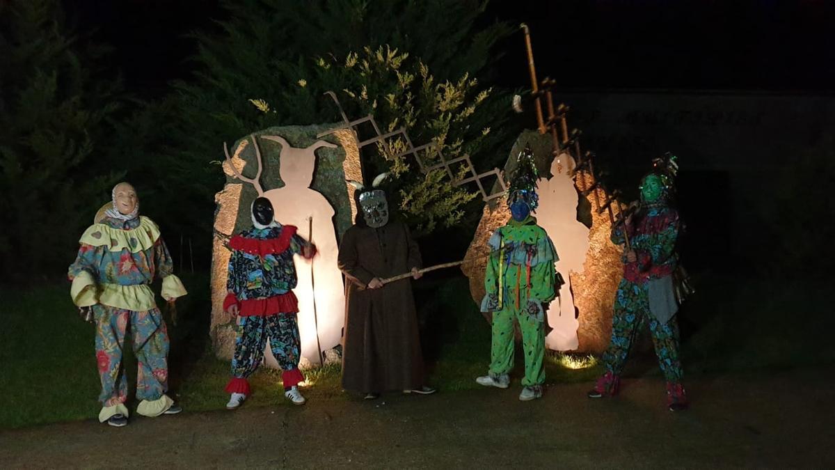 El demonio de Villanueva de Valrojo, acompañado de otros personajes disfrazados