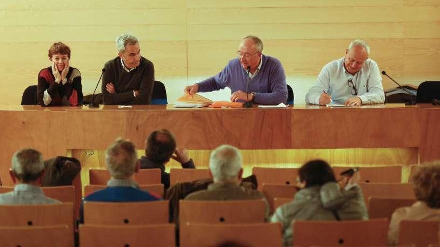 Asistentes a la asamblea celebrada ayer en la sede viguesa del Colegio de Médicos de Pontevedra. // R. Grobas