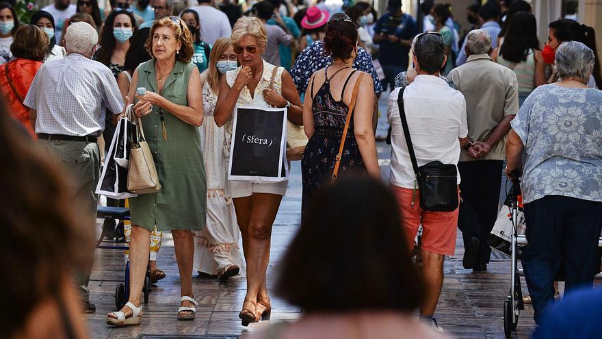 Malagueños pasean por el Centro y aprovechan para hacer compras en la calle Nueva. | GREGORIO MARRERO