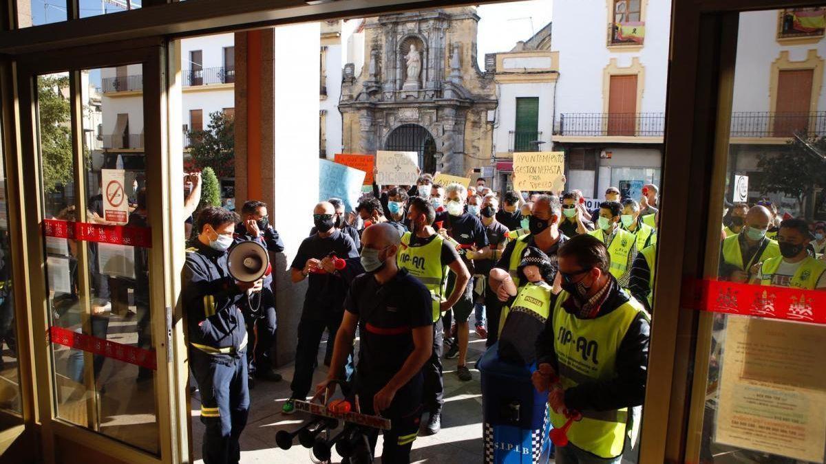 Una protesta de los sindicatos a las puertas del Ayuntamiento.