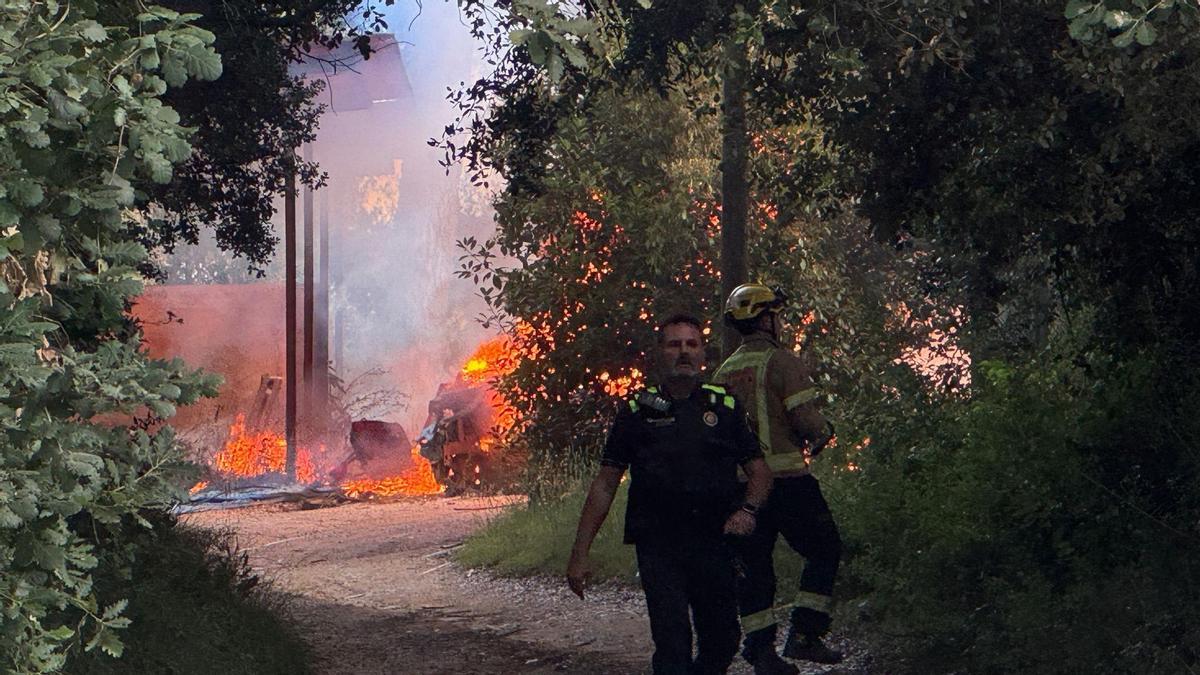 Flames i fum a l’entorn de la masia abandonada que crema aquest vespre a Vilobí d’Onyar.