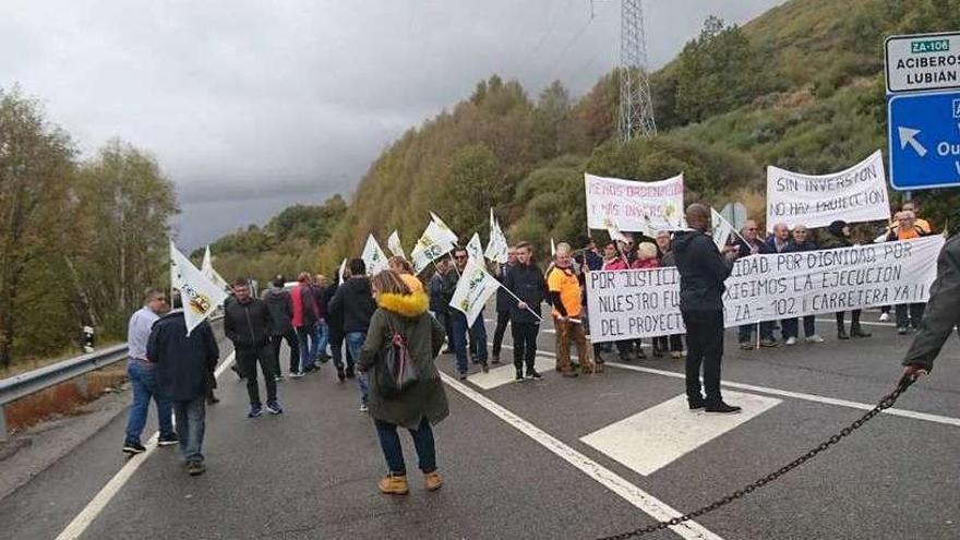 Última manifestación por el arreglo de la carretera de Porto, organizada cerca de Padornelo.