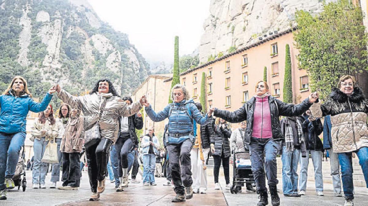 La baile de sardanas en las plazas de la abadía, después de la Missa de la Solemnitat, es una de las tradiciones que se celebran cada año durante la festividad de Montserrat.