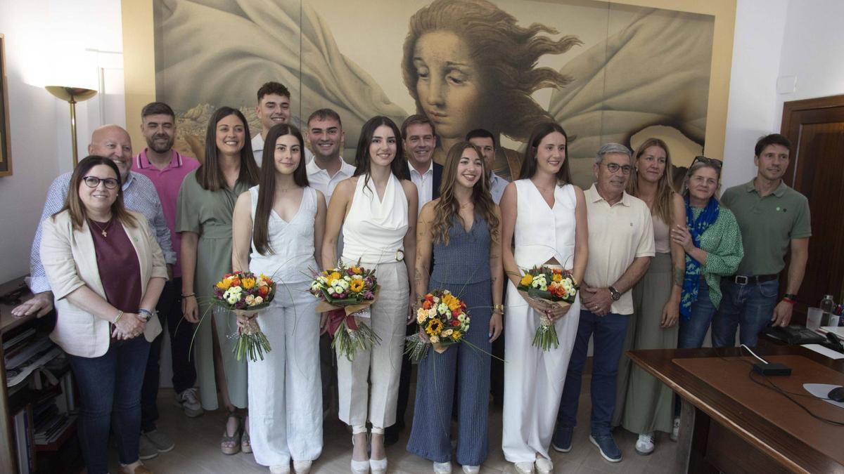 Recepcion oficial a la Reina de la Fira y su corte de honor en el Ayuntamiento de Xàtiva.