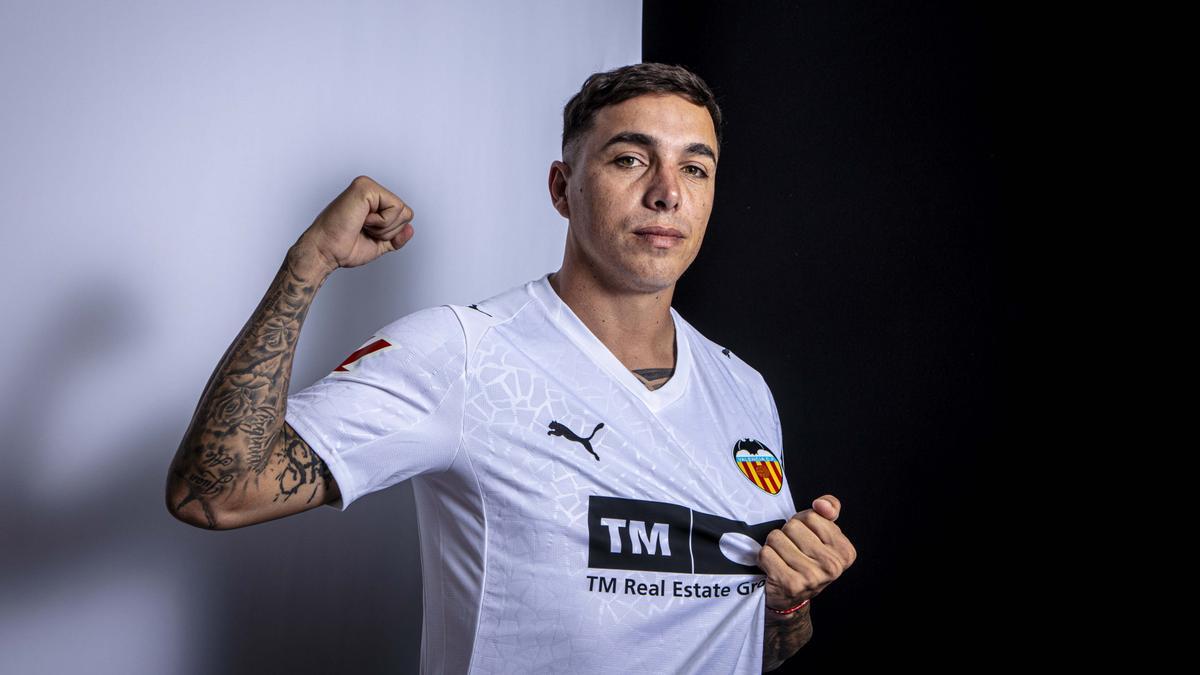 Renzo Saravia posa con su nueva camiseta, la del Valencia CF, al menos hatsa final del curso 25/26