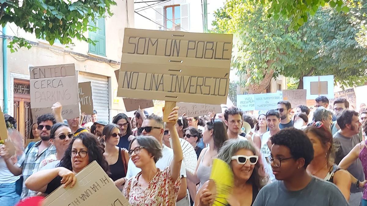 Mit zahlreichen Plakaten zogen die Demonstranten durch die Straßen