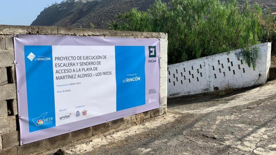 Ayer se colocó el cartel de la obra de la escalera de acceso a la playa de Los Patos, en El Rincón, y hoy comenzarán los trabajos.