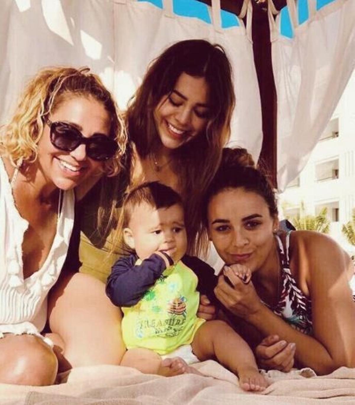 Danna Paola junto a su madre, su hermana y su sobrino Iker
