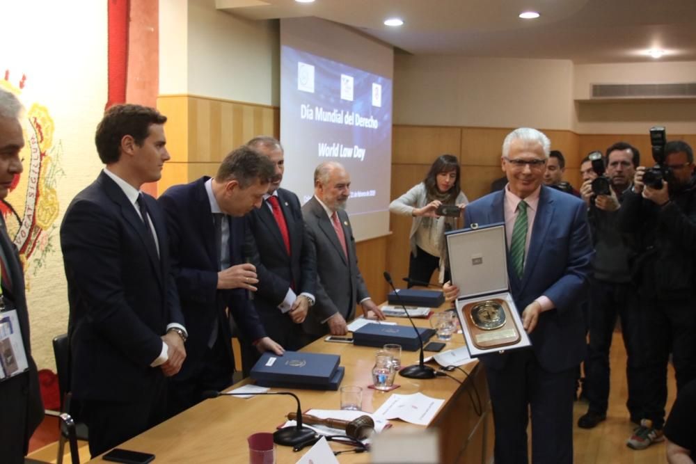 El líder nacional de Ciudadanos ha sido premiado por los abogados de Málaga con el 'World Peace and Liberty Award', un galardón que ha recibido de la mano del decano Francisco Javier Lara.