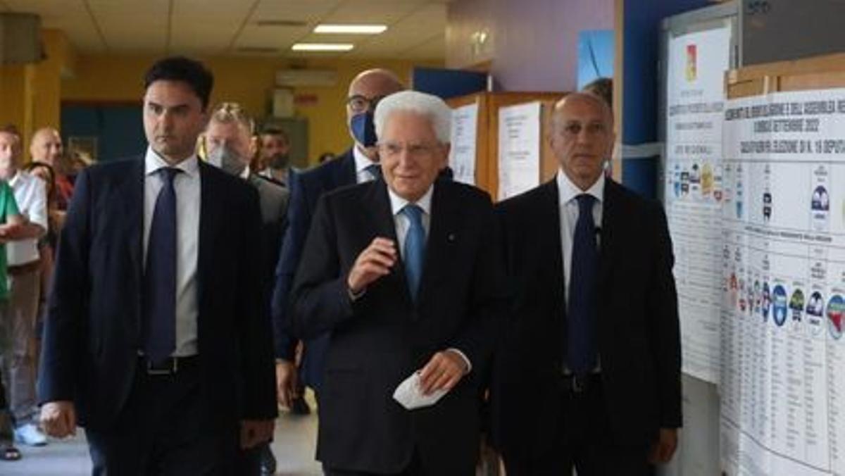 El presidente italiano, Sergio Mattarella (centro) llega a votar a su colegio electoral de Palermo.