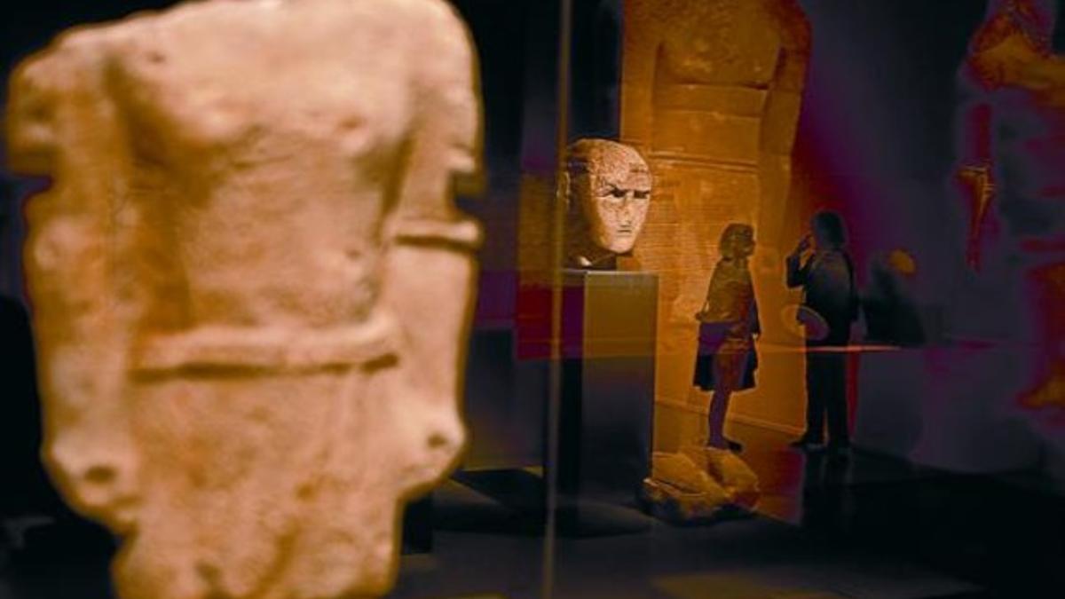 En primer plano, el torso de una de las estatuas de los reyes lihyanís, al fondo dos de las colosales piezas enteras.