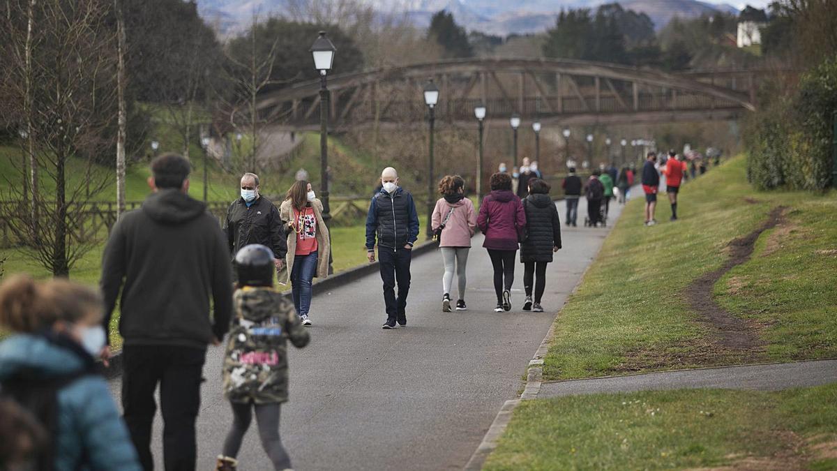 El paseo del Parque de Invierno, lleno de familias y deportistas ayer al mediodía. | Miki López