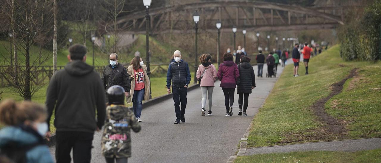 El paseo del Parque de Invierno, lleno de familias y deportistas ayer al mediodía. | Miki López