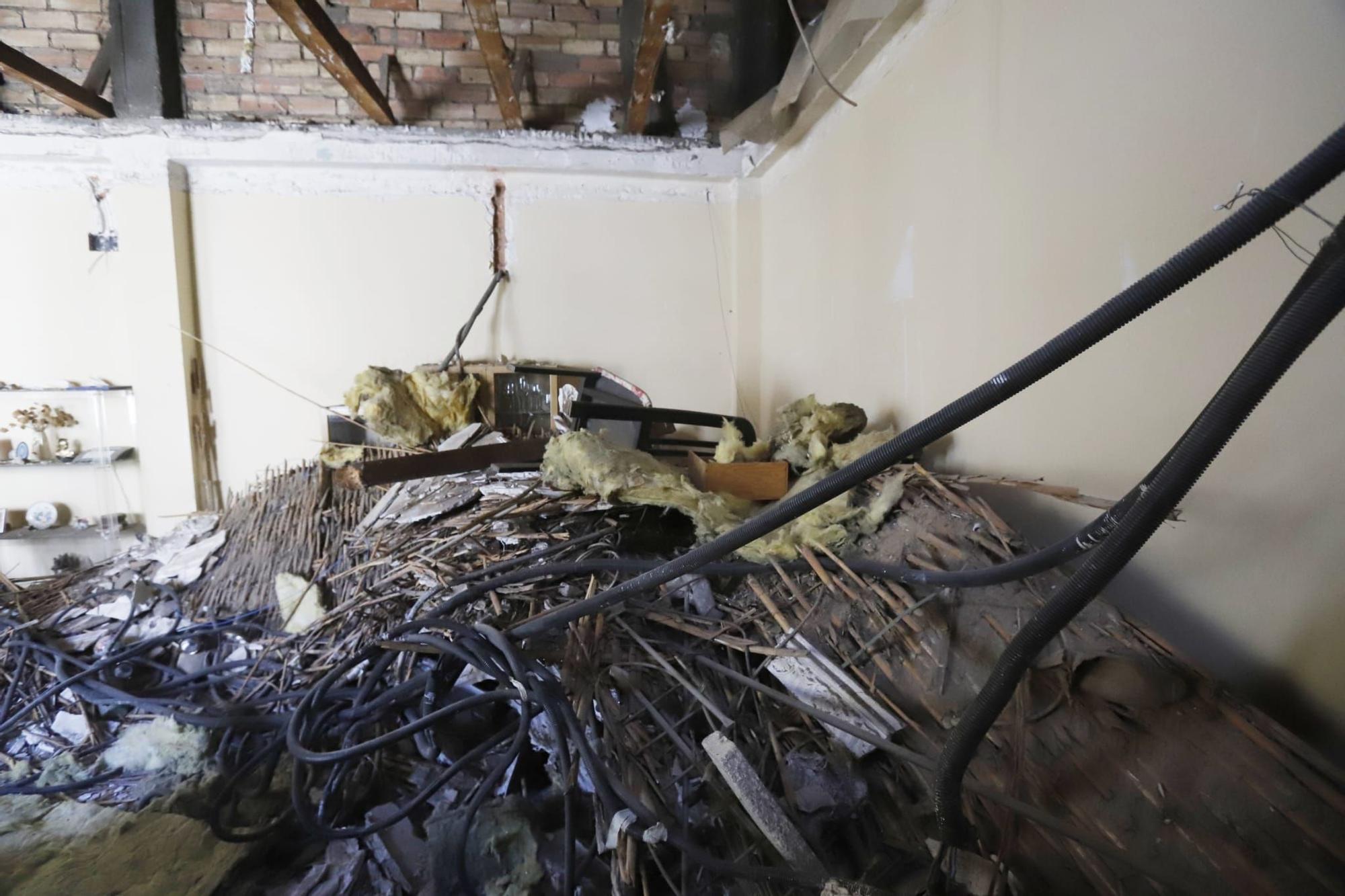 EN IMÁGENES | Así ha quedado la vivienda de la calle Tarragona tras el hundimiento del falso techo