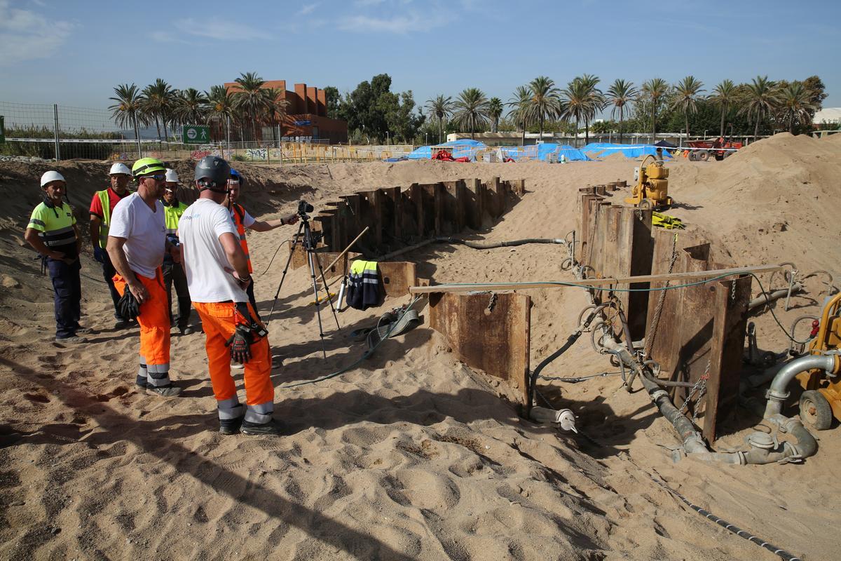 Obras para extender un cable submarino en la playa cancerígena de Sant Adrià