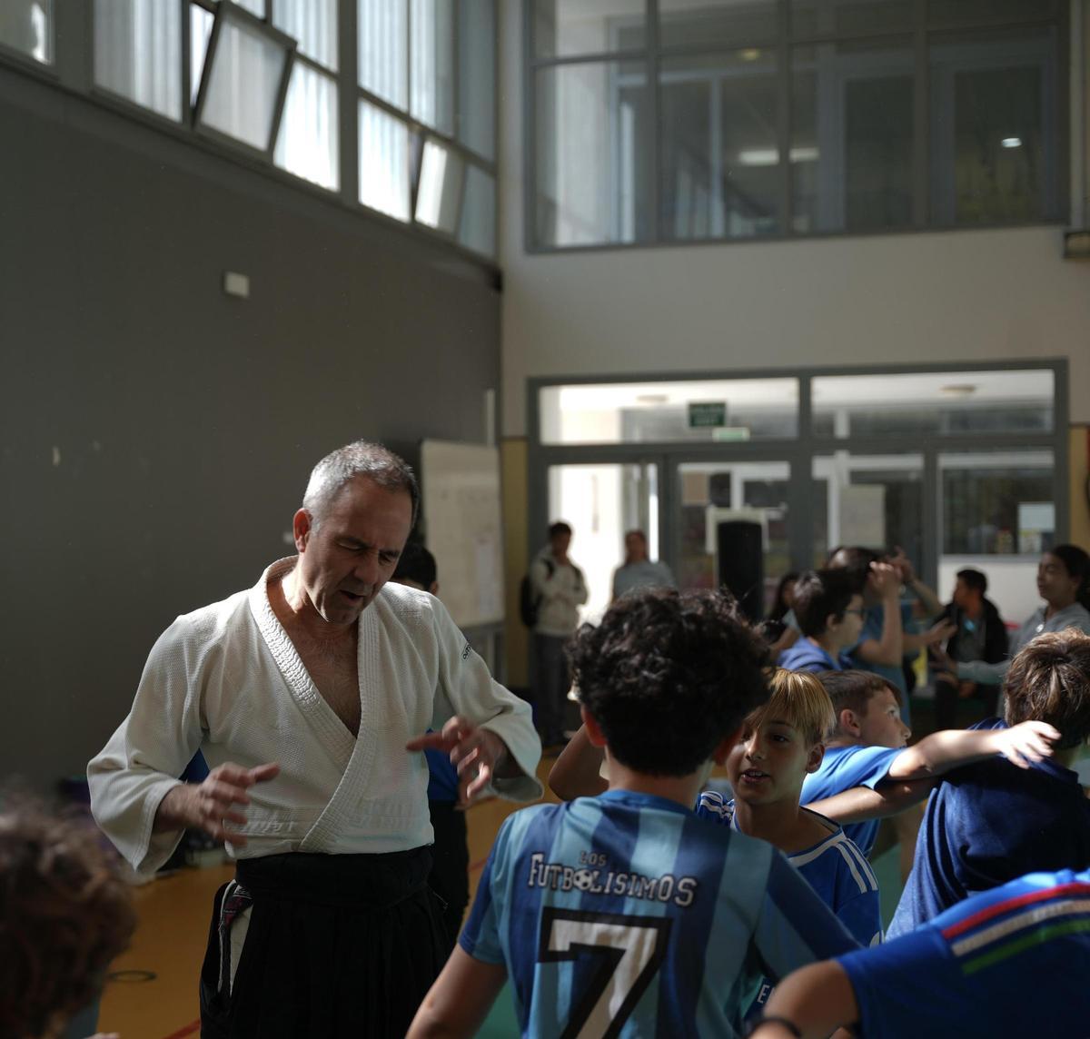 Práctica del aikido en el colegio Las Vaguadas.