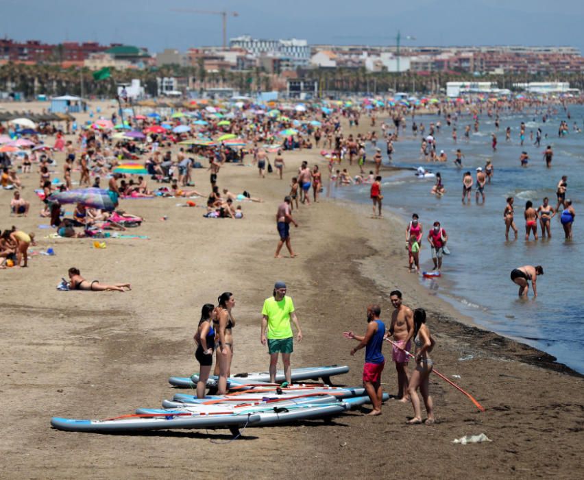 Primer día tras el estado de alarma: playas, centros comerciales y vuelos en Manises