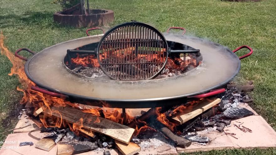 El mejor invento: La paella y la barbacoa ya se pueden cocinar al mismo tiempo en Castellón