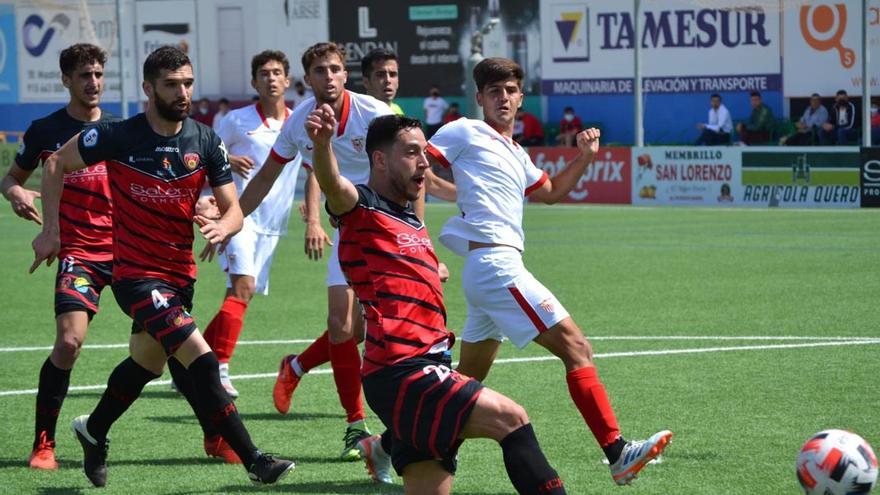 Ezequiel Lamarca, jugador del Salerm Puente Genil, remata en el partido ante el Sevilla C.