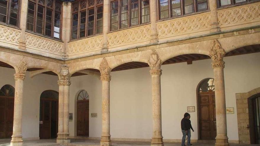 Dos vecinos se disponen a acceder a las oficinas del Ecyl en el palacio de Condes de Requena.
