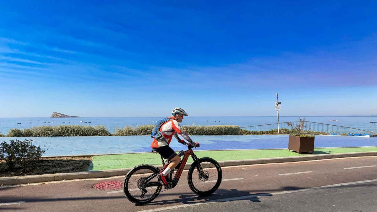 Un ciclista en el carril bici de la playa de Poniente de Benidorm
