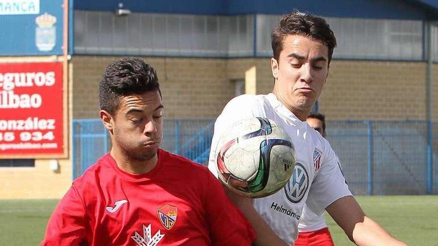 Disputa de balón en el encuentro de ayer.