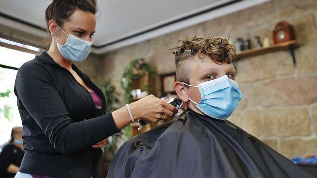 El joven actor Javier Casellas, acicalándose para ir a Málaga. En La Barbería, en Gondomar.