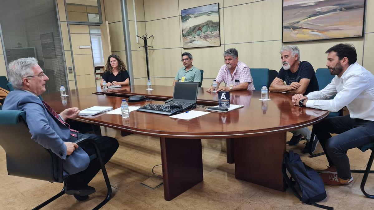 El consejero de Agricultura, Joaquín Olona, en la reunión con alcaldes de La Fueva.
