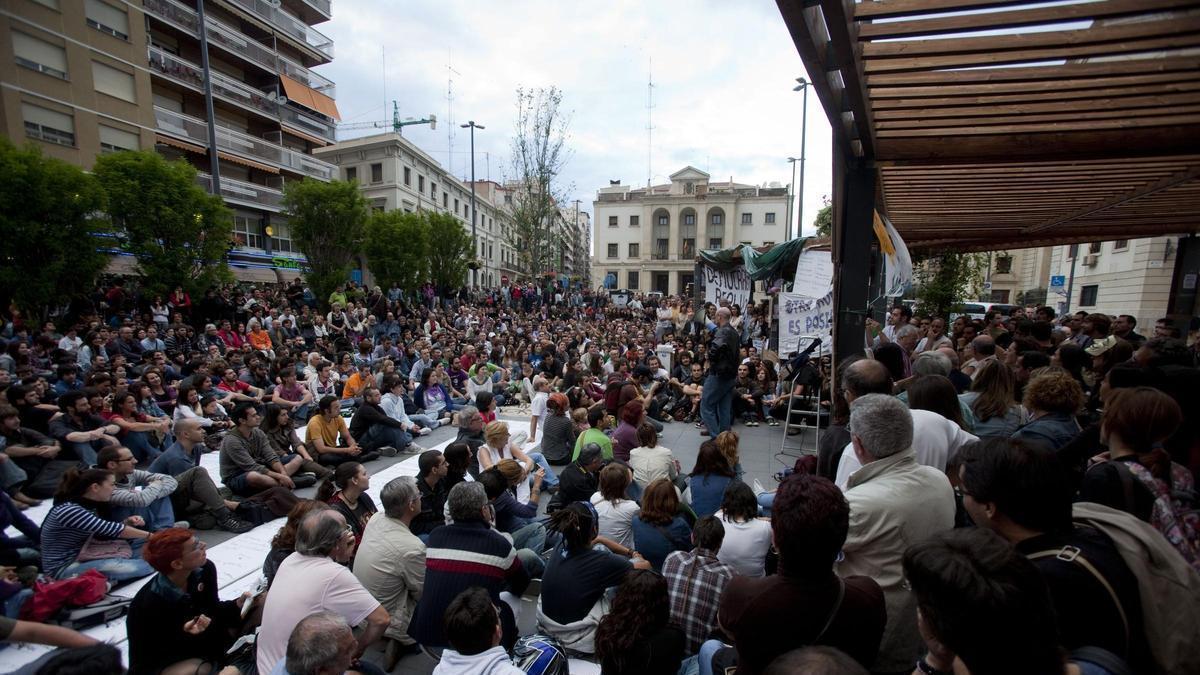 Asamblea de participantes en el movimiento 15-M en la plaza de La Montañeta, en una imagen de hace quince años.