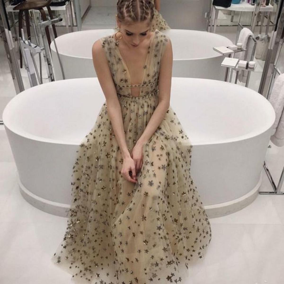 Lena Perminova con vestido de estrellas de Valentino