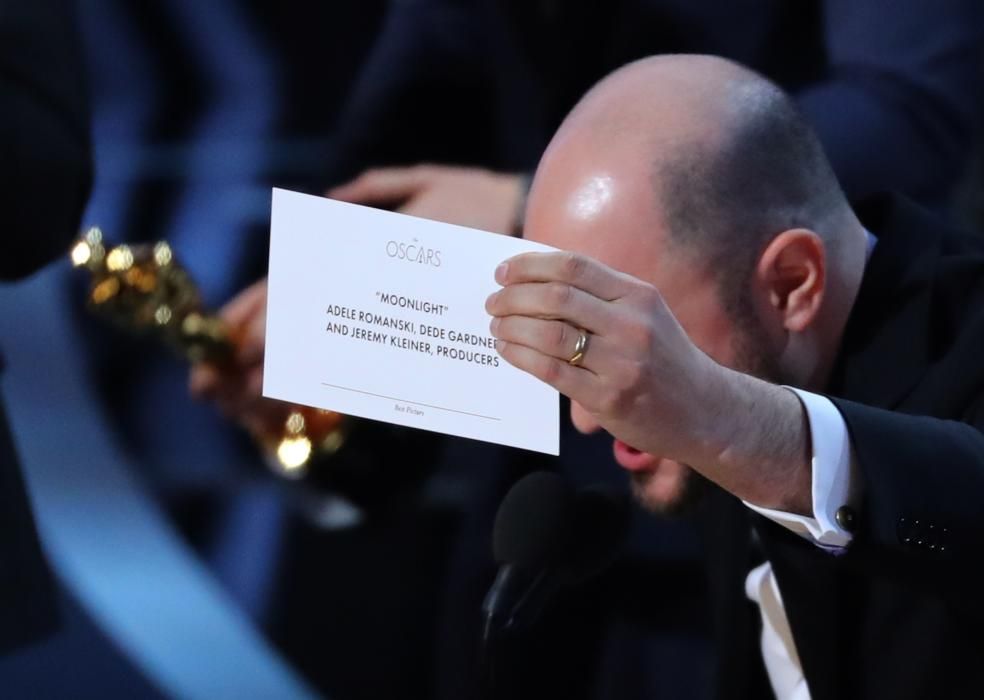 El productor Jordon Horowitz sostiene la tarjeta que hacía de 'Moonlight' la Mejor película de la 89 edición de los Oscar.