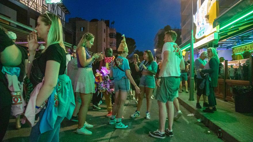 El desmadre y el alcohol abren otra temporada en la Playa de Palma