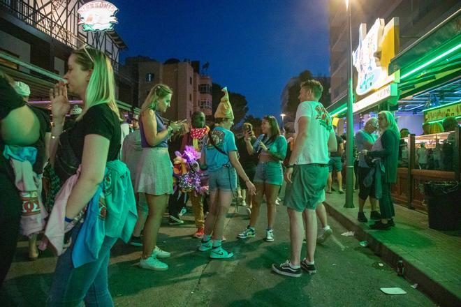 El desmadre y el alcohol abren otra temporada en la Playa de Palma