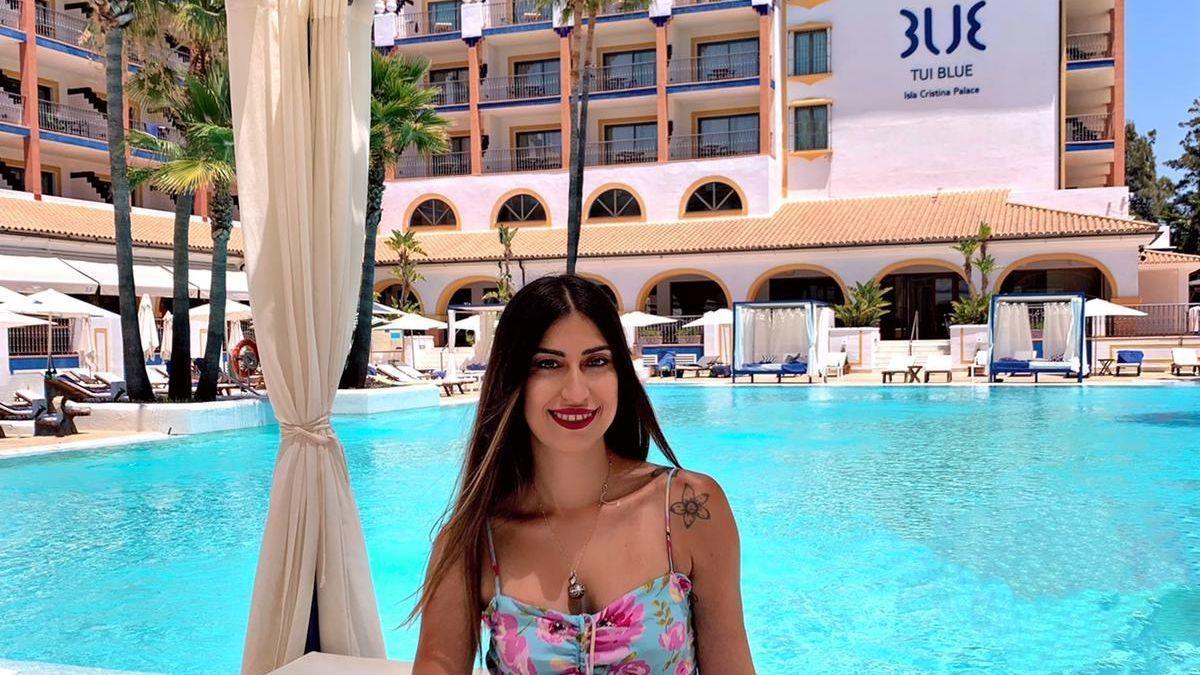 La tinerfeña Tirsa García posa en la piscina del Hotel Tui Blue Isla Cristina Palace