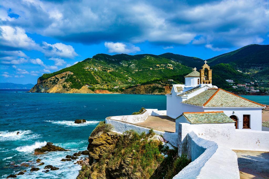 La isla tiene más de 300 iglesias y ermitas.